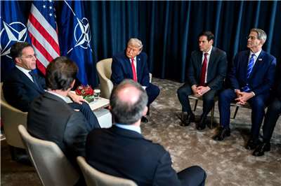 美國總統川普(Donald Trump)21日在瑞士和北約秘書長呂特(Mark Rutte)會談。 (圖:X@WhiteHouse)