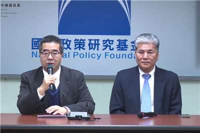 國民黨副主席蕭旭岑(左)和國家政策研究基金會副董事長李鴻源(右)28日舉行記者會，宣布將於2月2日至4日率領40多位專家學者，前往中國北京出席由雙方智庫舉辦的「兩岸交流合作前瞻論壇」。(翻攝國民黨臉書直播)