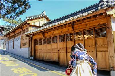 韓國在2026年第1週及元旦假期雙雙超越日本，分別成為與中國往來航班最多及中國民眾出國旅遊年增率最高的國家。 (Crystal Jo/Unsplash)