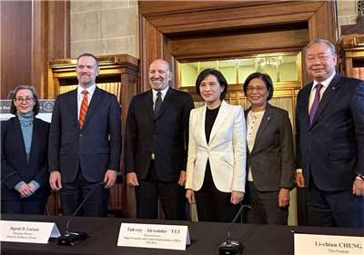 台美關稅談判在美東時間15日結束總結會議，雙方達成包括「台灣對等關稅調降為15%且不疊加，以及半導體及半導體衍生品等232關稅取得最優惠待遇等。圖左起為美國在台協會(AIT)執行理事藍鶯、美國貿易代表署代表葛里爾、美國商務部長盧特尼克、行政院副院長鄭麗君、政務委員楊珍妮、駐美代表處代 表俞大㵢。(行政院提供)