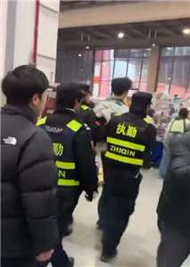 中日關係緊張之際，一名男子昨天在蘇州動漫展扮演「我的英雄學院」的角色，旋遭在場人士反制，還被多名保安押出場。(圖擷取自threads@ziyoufujian)