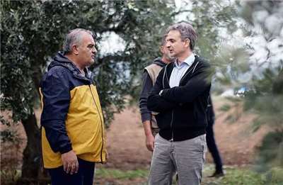 希臘農民因補貼與財務問題，已連續數週封鎖高速公路，並拒絕總理米佐塔基斯(Kyriakos Mitsotakis，前右)提出的會談邀請。圖為資料照。(翻攝IG@kyriakos_)