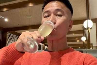 剛獲派至天津擔任香港駐當地聯絡處主任的鄭震生，在社交媒體Threads發文，稱自己在前往天津履新，到埗後入住天津麗思卡爾頓酒店時「幸運獲免費升級至套房」，高調分享優待引來側目。(翻攝微博)