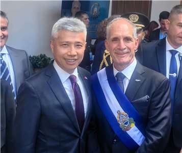 中國駐宏國大使于波(左)應邀出席宏都拉斯新任總統阿斯夫拉(右)就職儀式，並發布兩人合照。(中國駐宏都拉斯大使館官網)