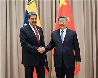 川普閃電逮捕馬杜洛，重創中國在拉丁美洲多年布局，分析人士更認為，這次最大輸家是北京。圖為2025年5月9日習近平出席俄國紀念二戰勝利80週年活動期間與委內瑞拉總統馬杜洛會面。(AFP)