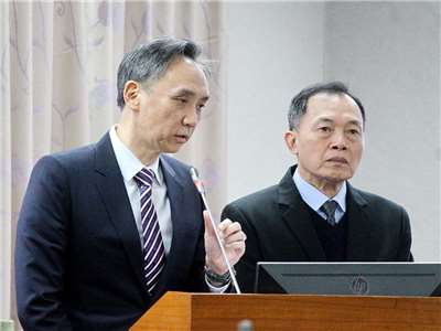 國防部副部長鍾樹明(右)、國防部法律事務司司長吳逸聖(左)8日列席立法院司法委員會審議「陸海空軍刑法」第24條修正草案。(央廣記者王照坤 攝)