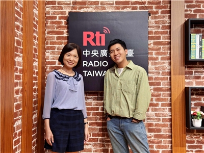 主持人內克與來賓謝曉青（左）