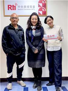 雪蓮香氣學苑執行長-許琪英(中)