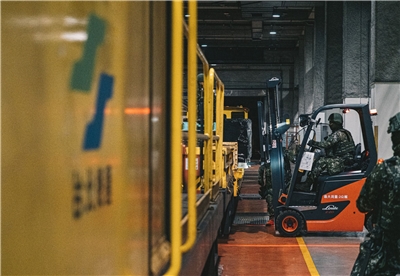 國防部表示，將爭取新式彈藥自主生產，建立在地彈藥生產線，強化國防自主。圖為三支部官兵實施彈藥上板作業。（軍聞社提供）
