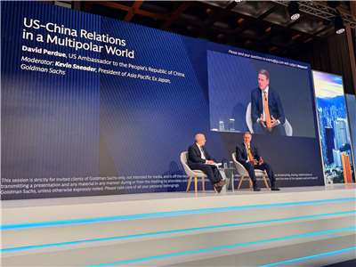 美國駐中大使龐德偉27日在高盛亞太全球宏觀經濟會議向商界領袖發表閉門演講，主題是「多極世界中的美中關係」。(圖:X@USAmbChina)
