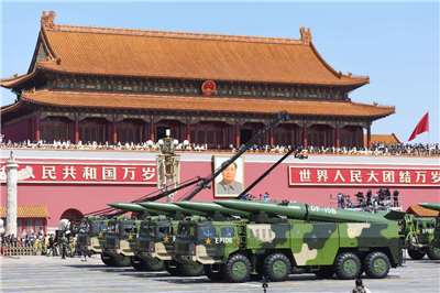 在美國突襲逮捕委內瑞拉總統馬杜洛之後，中國網路開始熱議仿效美國的閃電行動突襲台灣，但學者與安全官員認為，中國軍力距離執行此類行動仍相當遙遠。圖為解放軍的東風15B（DF-15B）短程彈道飛彈。資料照片(AFP)