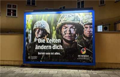 圖為在柏林街頭設置的募兵廣告牌。 (圖：中央社檔案照)