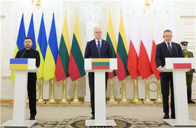 立陶宛總統瑙塞達(Gitanas Nauseda,中)25日表示，2030年前將促成烏克蘭加入歐盟。 (圖:烏克蘭總統府)