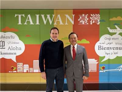 英國前內政副大臣圖根哈特(Tom Tugendhat，左)訪台，外交部歐洲司總領事回部辦事林暉程(右)接機致意。(外交部提供)