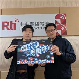 主持人亞特(左)與來賓阿諺(右)