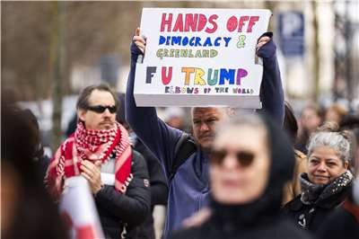 民調顯示，格陵蘭5萬7,000人口中，有絕大多數期盼能脫離丹麥獨立，但也不希望成為美國的一部分。圖為格陵蘭人早前在哥本哈根美國大使館前舉行示威活動。資料照。(AFP)