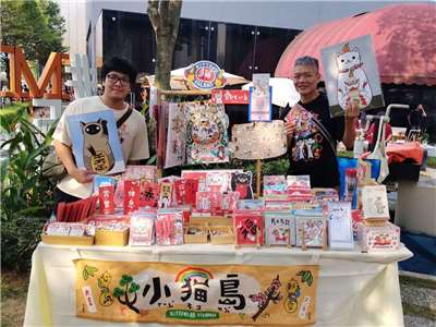 小貓島於市集中展出多款馬來西亞限定設計商品，現場氣氛熱絡，展現品牌跨國魅力。（張欣薇攝）
