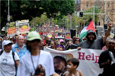 數千名澳洲民眾26日參加「入侵日」集會紀念澳洲國慶日，支持澳洲原住民並呼籲團結。(AFP)