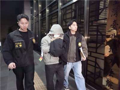 三立電視台採訪車駕駛林姓男子23日下午失控衝撞進北市中山區的彰化銀行ATM機台區，釀10人輕重傷，初查疑因闖紅燈肇事。警方詢問後深夜11時依涉過失傷害罪將林男移送台北地檢署偵辦。 (圖：中央社)