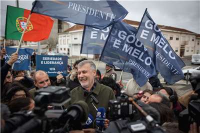 葡萄牙總統大選競爭激烈，11人參選，圖為總統候選人之一的戈維亞耶梅洛(Henrique Gouveia e Melo)掃街拜票。