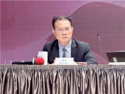 行政院會今天(29日)通過刑法部分條文修正草案，法務部常務次長黃謀信說明立法目的時表示，兒童遭遇性侵害時，當下由於身心受創、跟加害者權力不對等關係、心智尚未成熟，而「不能、不敢、不知」提出告訴，為保護兒少性侵犯被害人，修正刑法第80條，明定性侵害犯罪成立日至被害人滿20歲以前所經過的期間，不計入追訴權時效期間。(趙婉淳 攝)