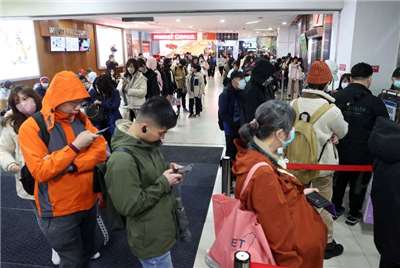 有民意代表日前在市府轉運站發送印有個人照片、姓名及標語的暖暖包，引發爭議。圖為市府轉運站資料照。(圖：中央社)