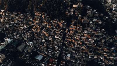 巴西里約熱內盧(Rio de Janeiro)每逢夏季氣溫飆破攝氏40度，沒有窗戶的水泥房舍宛如蒸籠，讓人難以忍受。圖為里約熱內盧貧民區資料照。(翻攝Pixabay.com)