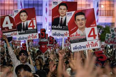 泰國2月8日將舉行國會大選，各政黨密集端出政策爭取選民支持。圖為為泰黨的支持者們在曼谷的競選活動中歡呼雀躍。(AFP)