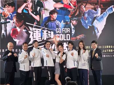 三立電視台和中央廣播電台合作推出運動紀實節目《GO FOR GOLD 運科台灣隊》。13日首映記者會上，清大運科系教授邱文信(左起)、拳擊選手陳念琴、吳詩儀式、主持人屠潔、輕艇好手張筑涵、空手道退役國手文姿云、台師大特聘教授季力康，分享拍攝幕後故事。(江昭倫 攝)