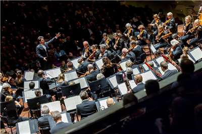 鹿特丹愛樂管弦樂團今年6月12至14日，將在首席指揮哈夫．沙尼（Lahav SHANI）親自率領下，三度造訪衛武營國家藝術文化中心。(Guido Pijper 攝／衛武營國家藝術文化中心提供)