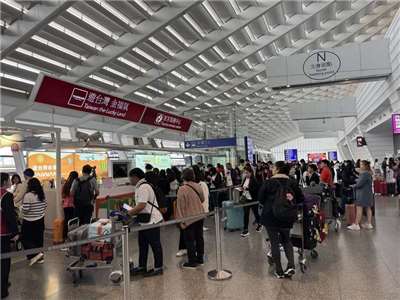 交通部觀光署26日公布2025年出國旅遊逾1894萬人次創新高，來台旅客也同步成長。圖為來台旅客排隊抽獎資料照。