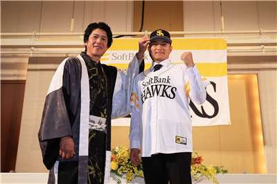 福岡軟銀鷹球團首席棒球營運長城島健司(左)歡迎徐若熙(右)加盟，也期許他能在未來三年內成長為具國際競爭力的世界級投手。(福岡軟銀鷹提供)