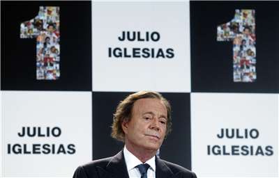 圖為西班牙歌手胡立歐(Julio Iglesias)2011年12月在馬德里出席年度銷售冠軍頒獎活動。