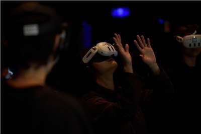 河床劇團跨國共製XR沉浸式作品《之間》，橫掃2025 XRMust Awards五項大獎。(陳又維 攝／河床劇團提供)