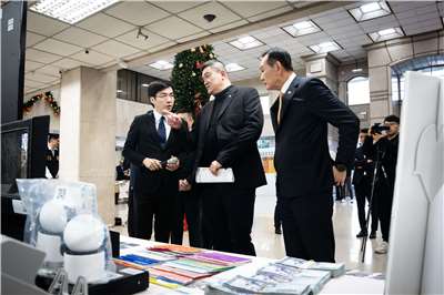 內政部長馬士元(中)在刑事局長周幼偉(右)的陪同下，14日至刑事局視導「全國打詐、掃黑、肅槍行動專案」查緝成果。(楊仁翔 攝)