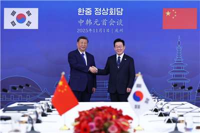 南韓總統李在明(右)訪問中國，預計5日將與中國國家主席習近平(左)會晤。圖為兩人會面資料照。(美聯社/達志影像)