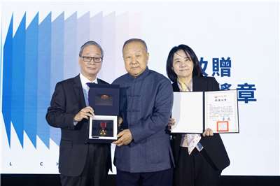 文化部長李遠16日(左)頒贈「一等文化獎章」給藝術家劉國松(中)，以文化部最高榮譽，感謝其在全華網事件中，以自身權益促成相關權利及文件返還。圖右為劉國松長女劉令徽。(文化部提供)