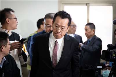 國防部長顧立雄12日在立法院表示，目前已偵獲花蓮失聯的F-16戰機黑盒子訊號，但目前海象過差，後續將再派遣專業團隊進行精確定位。(楊仁翔 攝)