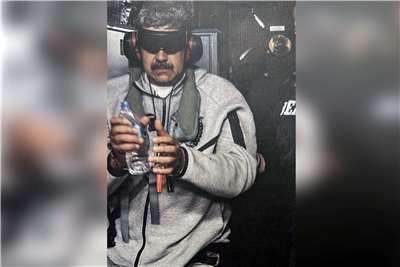 圖為委內瑞拉總統馬杜洛(Nicolas Maduro)身穿運動服、戴著眼罩遭逮。(翻攝川普Truth Social)