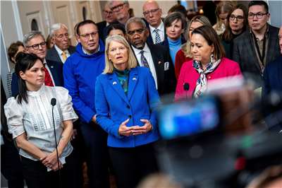 美國跨黨派國會議員訪丹麥，他們與丹麥國會與格陵蘭議會外交委員會成員針對格陵蘭議題進行交流。圖為會面後召開共同記者會。