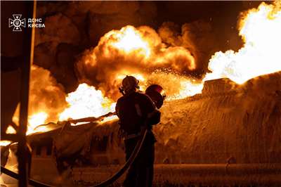 俄羅斯24日空襲烏克蘭首都基輔，烏克蘭救援人員忙著撲滅一輛起火的巡邏卡車。