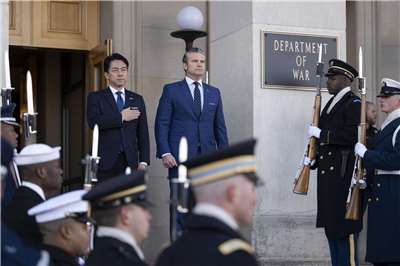 美國戰爭部長赫格塞斯15日會見日本防衛大臣小泉進次郎。 (圖:美國戰爭部)