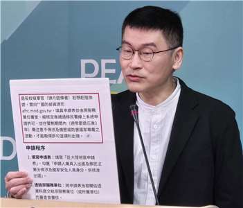 陸委會副主委梁文傑拿出網傳AI錯誤回答訊息，呼籲民眾不要任意相信AI產出的答覆。(陳國維 攝)