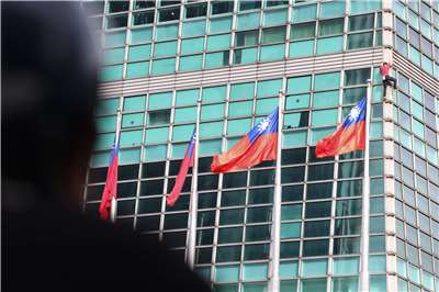 美國攀岩傳奇霍諾德25日成功徒手攀登台北101，所有101周圍的旗幟都換成了中華民國國旗，讓全世界都看見台灣。