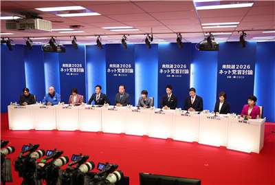 日本眾院解散後首場黨魁辯論，消費稅減稅財源成焦點。