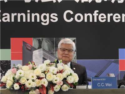 台積電董事長魏哲家在法說會上，面對法人提問時坦言，他擔心台灣電力供應。(蔡芃敏 攝)