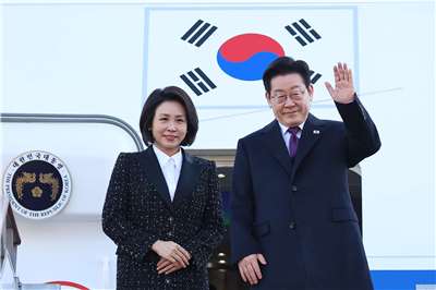 韓國總統李在明(右)13日上午已經飛抵日本關西國際機場，下午將在奈良縣與日本首相高市早苗召開領袖會談。(美聯社/達志影像)