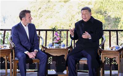 法國總統馬克宏(Emmanuel Macron，左)2025年12月訪問中國，中國國家主席習近平(右)陪同參訪都江堰。資料照片。