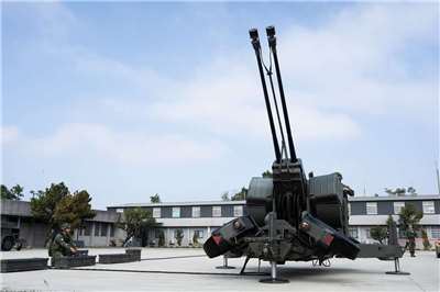 空軍28日在嘉義展示「天兵防空系統」，將成為防衛無人機威脅的利器。圖為天兵系統所屬的35快砲。(楊仁翔 攝)