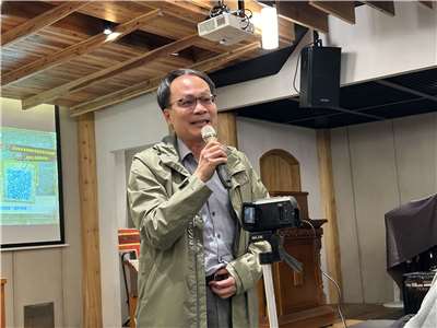 傅正民主研究中心等民間團體8日晚間舉行「誰的組織？誰的資產？救國團不能說的秘密」座談會，黨產會主委林峯正也現身參加。(趙婉淳 攝)